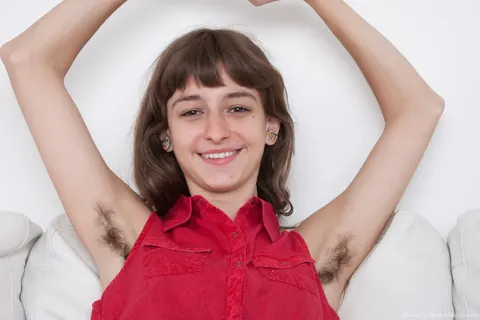 Willow Hayes: Brunette in Jeans Reveals Hairy Armpits and Bush – photo 3 of 16