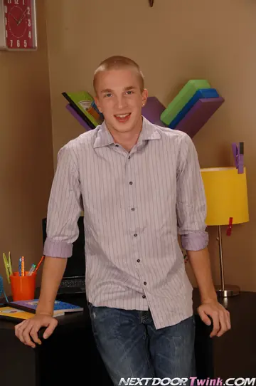 Thick Guy with a Big Ass Kisses and Gets Fucked