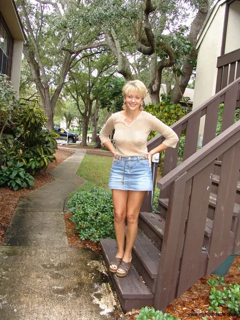 Tracy Lick: Mature Blonde Takes a Facial Outdoors – photo 1 of 20
