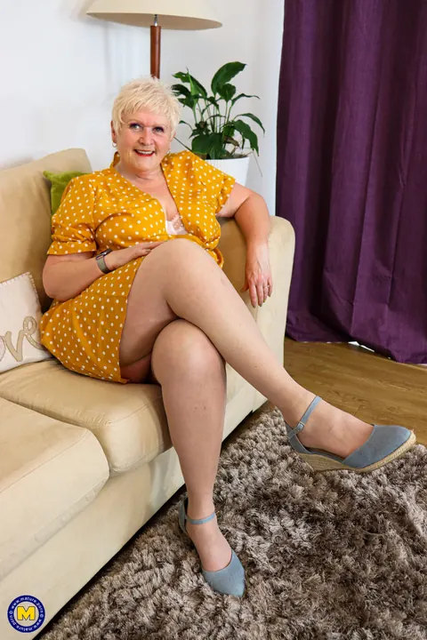 Juicy Joolz: Mature Blonde BBW Spreads Wide – photo 2 of 20