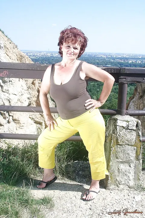 BBW Shows Her Big Tits and Spreads Her Legs Outdoors – photo 1 of 16