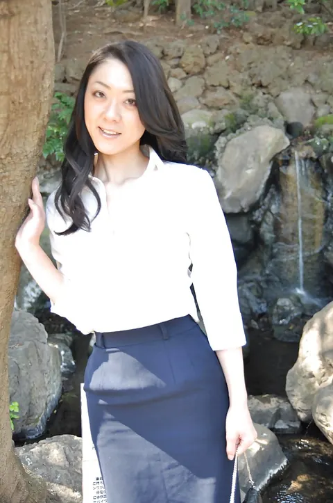 Asian MILF Strips Out of Her Panties and Uses a Dildo Outdoors – photo 4 of 16
