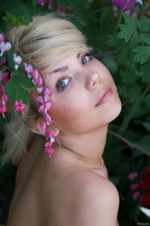 Blonde Spreads Her Pussy in the Yard – photo 17 of 17
