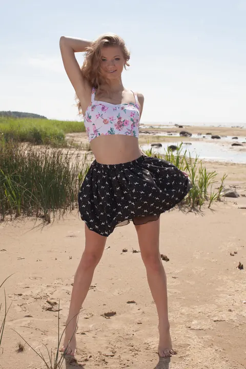 Patritcy A: Tall Brunette Spreads Her Hairy Pussy on the Beach – photo 1 of 21