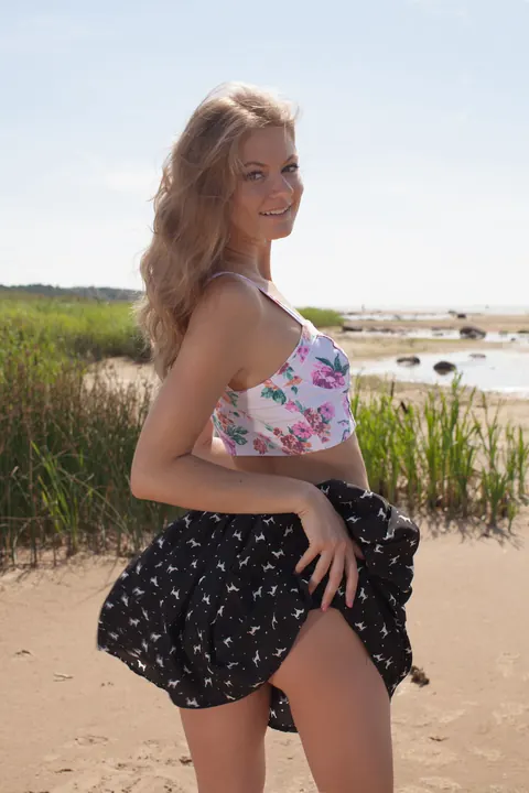 Patritcy A: Tall Brunette Spreads Her Hairy Pussy on the Beach – photo 2 of 21