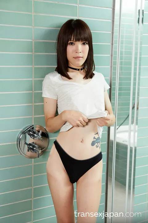 Japanese Trans Woman Kisses Her Partner Before Sex – photo 1 of 16