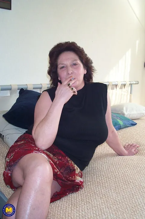 Mature European BBW Masturbates Her Hairy Pussy – photo 1 of 20