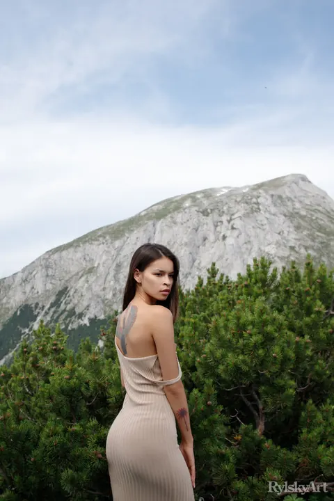 Ryanne Keena: Latina with Natural Tits Undresses in the Mountains Wearing Glasses – photo 16 of 16