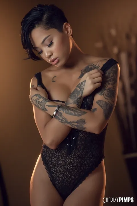 Honey Gold: Thick Ebony Babe with Short Hair Masturbates and Spreads – photo 4 of 21