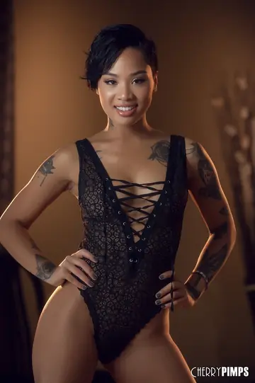 Honey Gold – Thick Ebony Babe with Short Hair Masturbates and Spreads