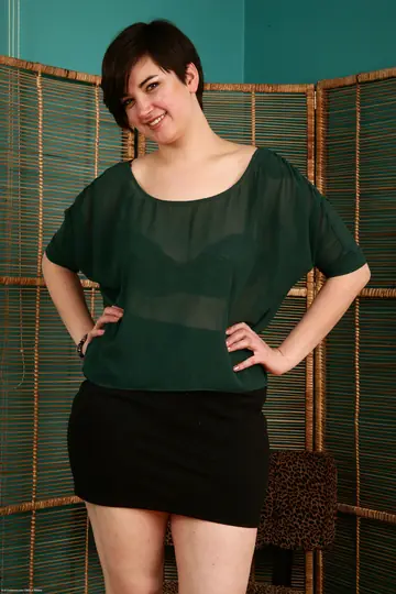 BBW with Big Ass and Short Hair Exposes Her Hairy Pussy