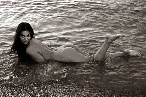 Slim Brunette Strips Off Her Bikini and Poses Nude on the Beach – photo 7 of 13