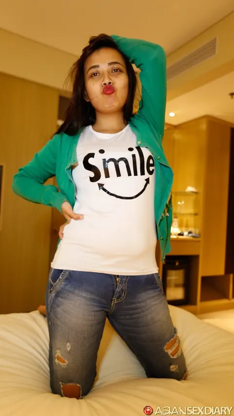 Thick Asian MILF in Jeans Takes a Creampie – photo 3 of 20