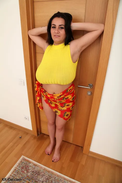 Helen Star: Tall Curvy MILF Bares Her Big Natural Tits and Spreads Her Pussy – photo 1 of 20