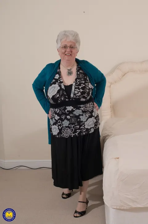 Mature European BBW Toys Her Pussy on the Bed – photo 2 of 20