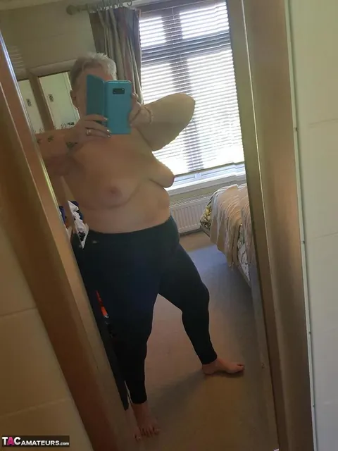 Valgasmic Exposed: BBW Redhead in Stockings and Heels Spreads Wide on the Bed – photo 1 of 20