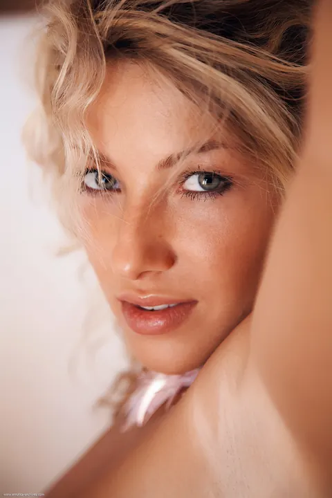 Curly Blonde Spreads Her Shaved Pussy and Shows Her Pierced Nipples – photo 7 of 21