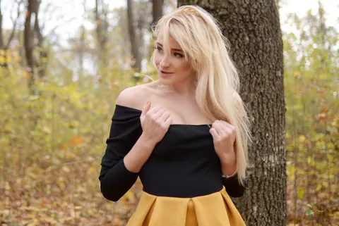Thick Blonde Poses in a Dress, Skirt and Jeans in the Forest – photo 12 of 15