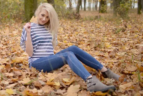 Thick Blonde Poses in a Dress, Skirt and Jeans in the Forest – photo 4 of 15