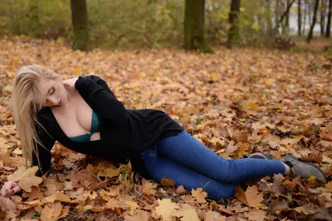 Thick Blonde Poses in a Dress, Skirt and Jeans in the Forest – photo 7 of 15