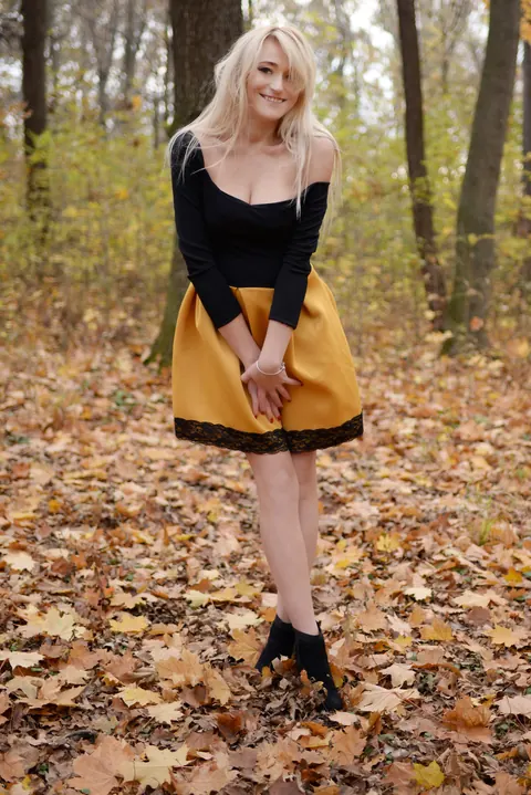 Thick Blonde Poses in a Dress, Skirt and Jeans in the Forest – photo 10 of 15