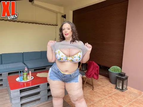 Sweethart Mia: Curvy Brunette MILF Oils Her Big Natural Tits After Undressing – photo 6 of 16
