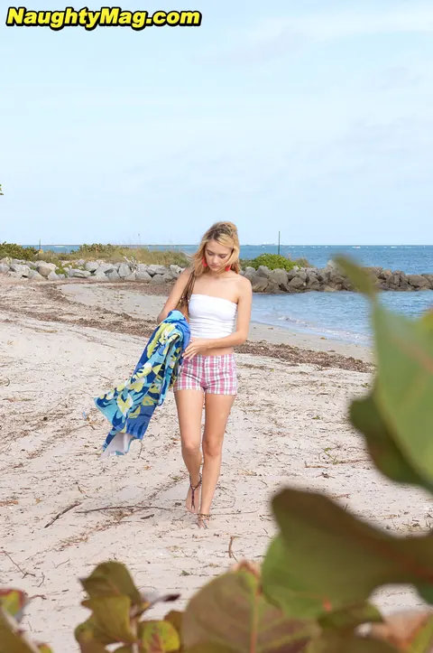 Michelle Honeywell: Blonde in a Bikini and Shorts Exposes Her Ass on the Beach – photo 1 of 16