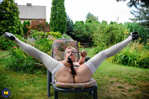 Wanilianna: Mature Blonde MILF Uses a Dildo and Spreads Outdoors – photo 15 of 21