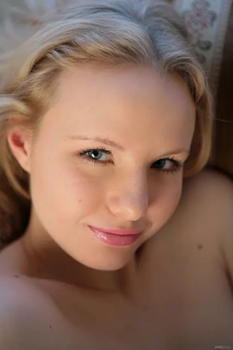 Blonde Strips Naked and Spreads Her Legs Wide – photo 2 of 20