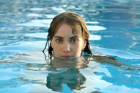 Sofy Bee: Slim MILF Skinny Dips and Spreads Her Hairy Pussy by the Pool – photo 12 of 16