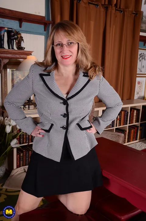 Thick MILF in Glasses Undresses and Spreads Wide – photo 3 of 21