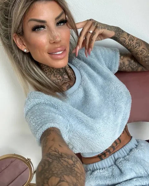 Tattooed Woman Peels Off Her Clothes and Poses Fully Nude – photo 10 of 11