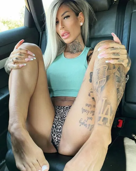 Tattooed Woman Peels Off Her Clothes and Poses Fully Nude – photo 5 of 11