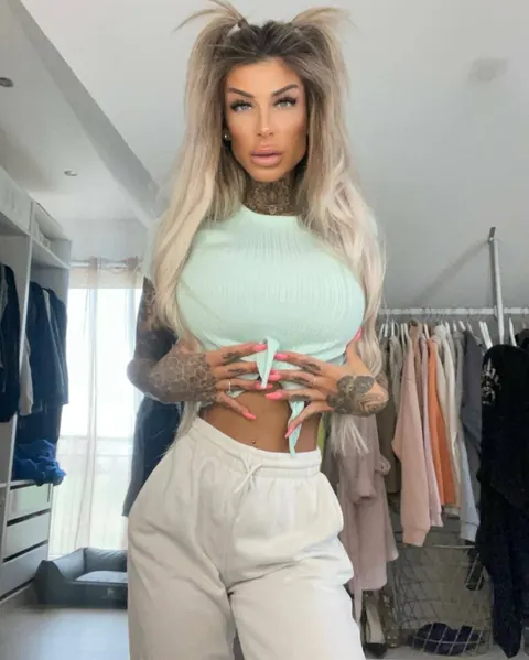 Tattooed Woman Peels Off Her Clothes and Poses Fully Nude – photo 9 of 11