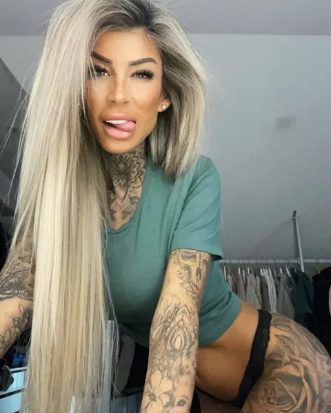Tattooed Woman Peels Off Her Clothes and Poses Fully Nude – photo 7 of 11