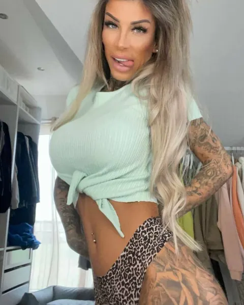 Tattooed Woman Peels Off Her Clothes and Poses Fully Nude – photo 8 of 11