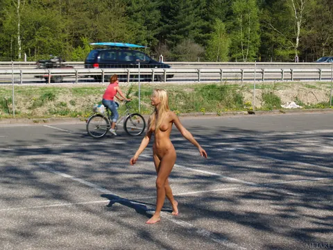 Tall Skinny Woman Poses Nude Outdoors – photo 9 of 21