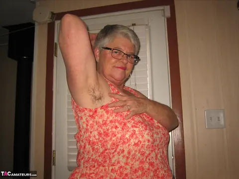 Short-Haired BBW Shows Hairy Armpits and Big Tits – photo 6 of 20