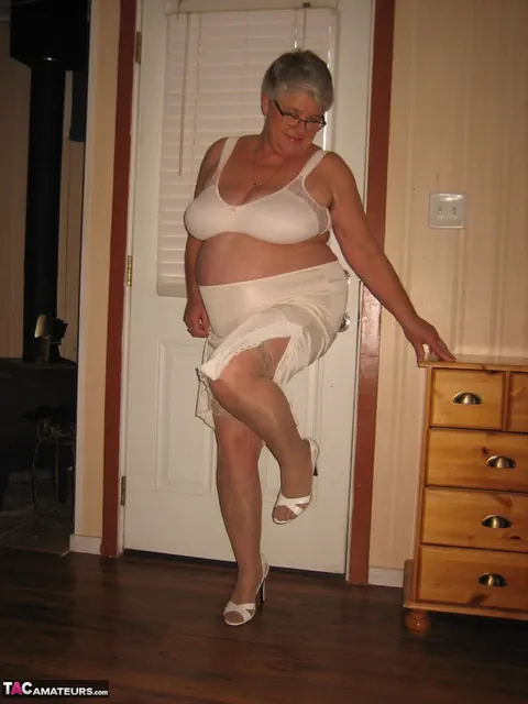 Short-Haired BBW Shows Hairy Armpits and Big Tits – photo 10 of 20