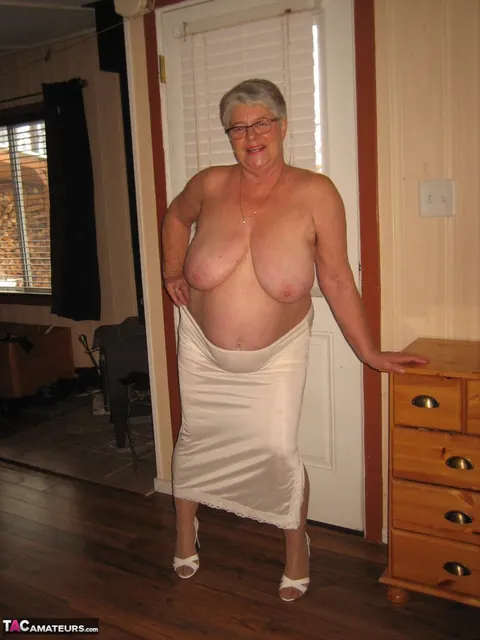 Short-Haired BBW Shows Hairy Armpits and Big Tits – photo 15 of 20