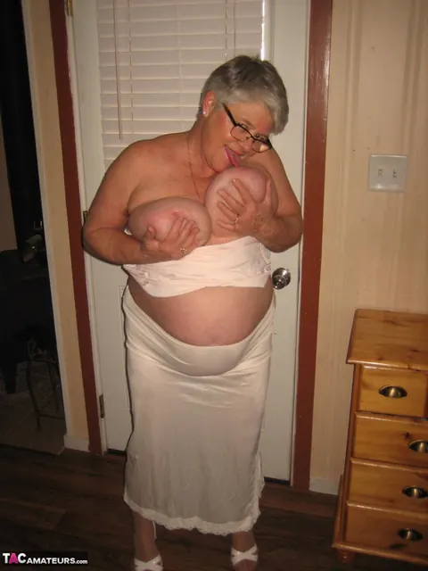 Short-Haired BBW Shows Hairy Armpits and Big Tits – photo 13 of 20