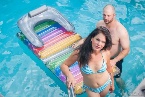 Trans Woman Strips Out of Her Bikini and Poses Fully Nude – photo 7 of 15