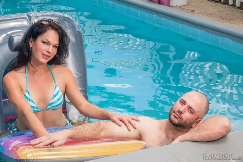 Trans Woman Strips Out of Her Bikini and Poses Fully Nude – photo 13 of 15