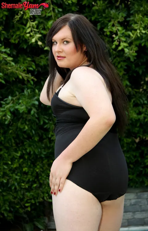 Curvy Trans Woman Poses and Shows Her Big Ass – photo 2 of 16