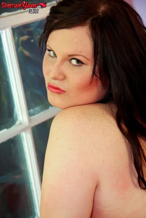Curvy Trans Woman Poses and Shows Her Big Ass – photo 10 of 16