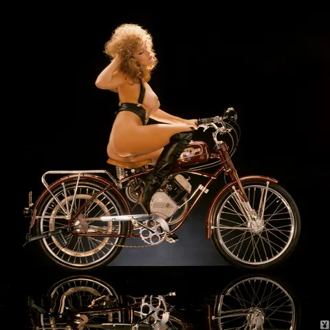 Cher Butler: Blonde Women in Heels and Glasses Pose Nude on Bicycles – photo 15 of 16