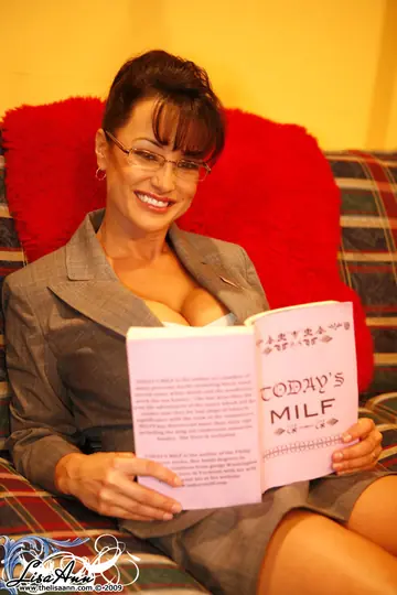 Lisa Ann – Busty Brunette MILF Facesits Her Partner in a Skirt and Glasses