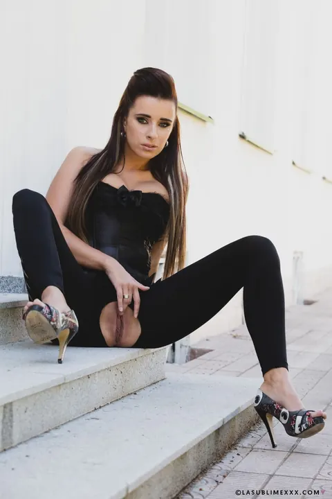 Slim Italian Woman Takes Anal Outdoors in Heels – photo 18 of 20