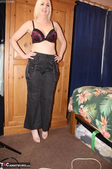 Tracey Lain – Blonde British MILF Strips Out of Her Panties for Bedroom Sex