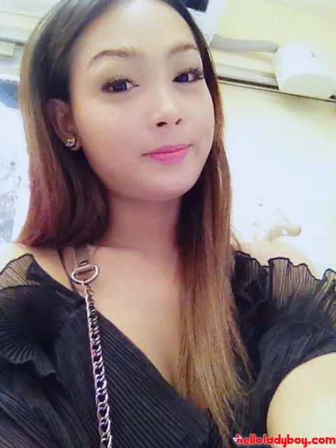 Asian Trans Woman Poses for Intimate Selfies – photo 3 of 21